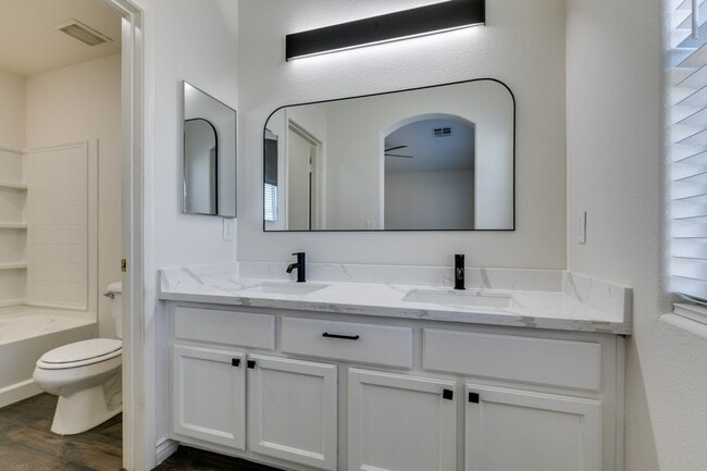 Building Photo - Stylish Townhouse Near the Strip with Dual Suites
