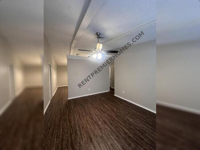 Building Photo - 4400 Meadowpark Dr