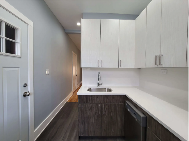 Building Photo - 1623 W Belmont Ave