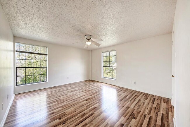 Building Photo - 2401 Leon St