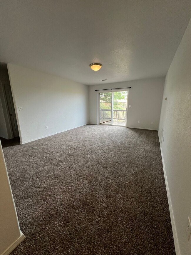 Building Photo - 2 Bedroom, 1 Bath Townhouse - Newly Renovated