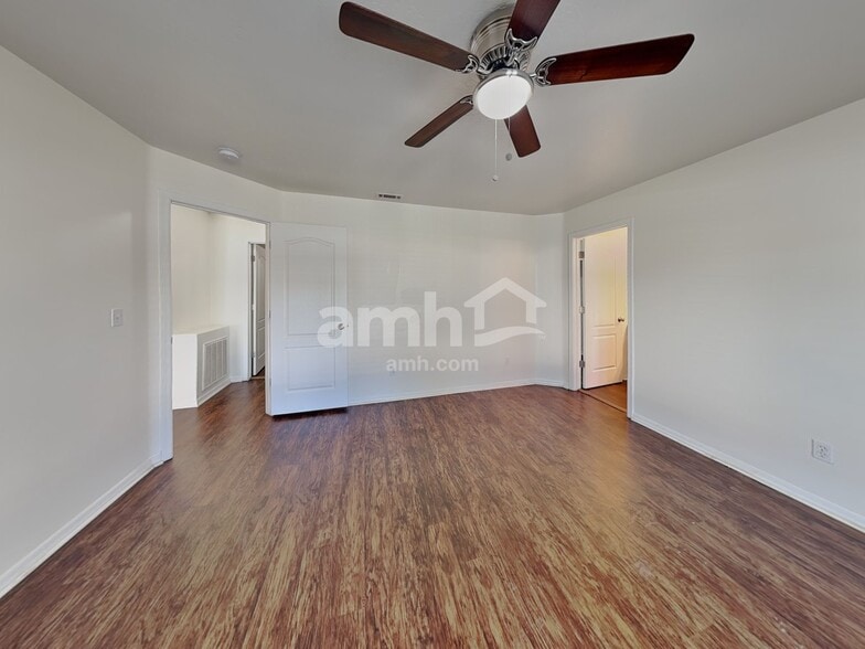 Building Photo - 410 S Saddlerock Ave