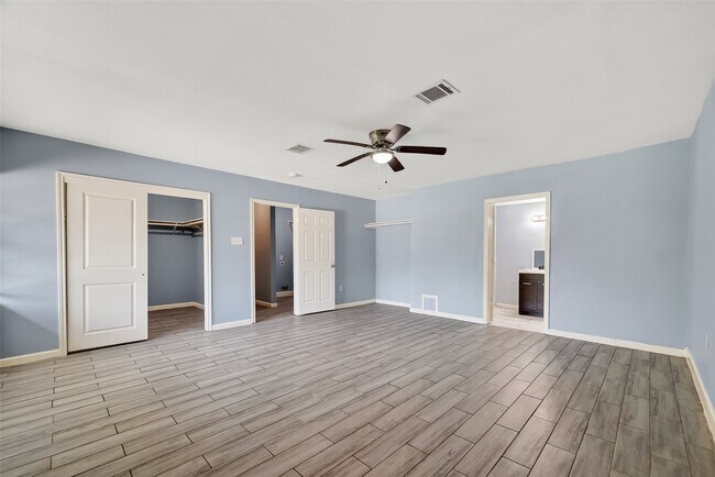 Building Photo - 6022 Lyndhurst Dr