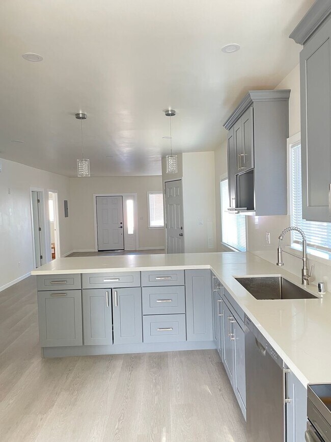 Building Photo - Beautifully updated 3-bedroom, 2-bathroom ...