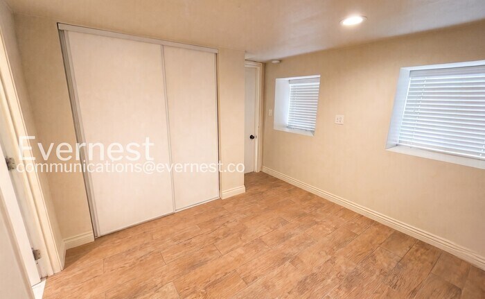 Building Photo - 5015 Melrose Ave