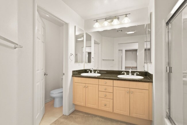Building Photo - Act Fast: Charming Townhome in Central San...