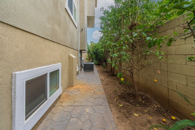 Building Photo - Spacious and Quiet Hawthorne Home!