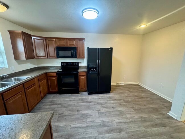 Building Photo - 1824 Kansas Ave