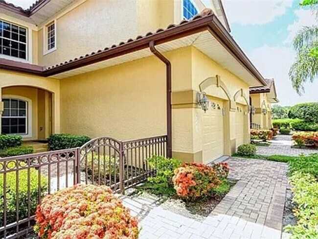 Building Photo - ** 3 MONTH MINIMUM - 9 MONTH MAXIMUM LEASE OPTIONS ** GORGEOUS TURNKEY FURNISHED CONDO LOCATED IN...