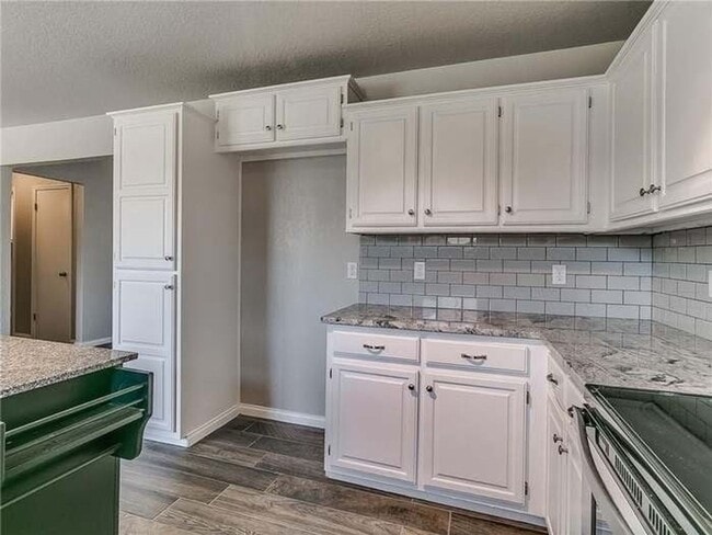 Building Photo - Spacious 4 Bedroom Home - Edmond Schools -...