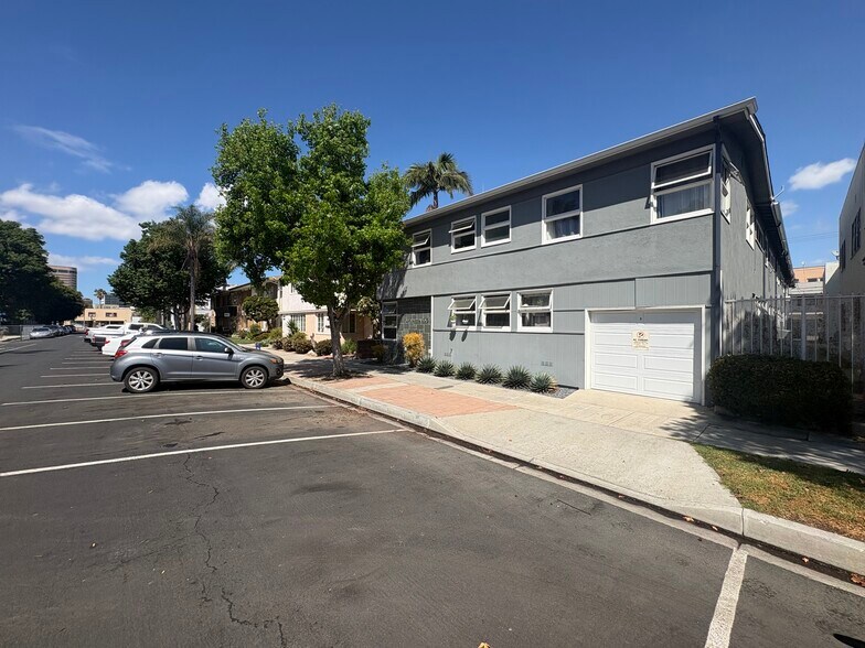 Building Photo - 933 E 1st St