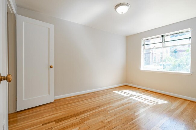 Building Photo - Boylston Court - 1 bedroom
