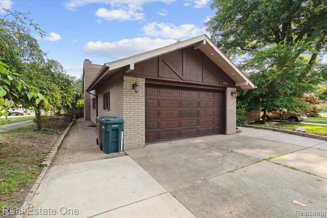 Building Photo - 23944 Fordson Dr