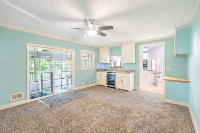 Building Photo - 607 3rd St Ext