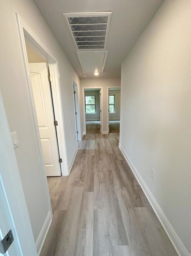 Building Photo - Spacious 5-Bedroom with Community pool in Crestview!