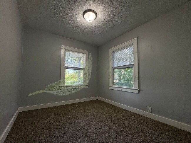 Building Photo - CHARMING UPDATED BUNGALOW!!!!