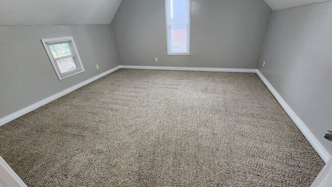 Building Photo - 4 bed 2 bath house in Edmond, OK next to UCO campus