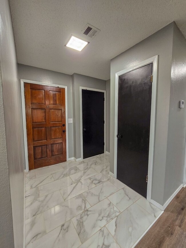 Building Photo - 3 Bedroom 2 Bath home in Shawnee!