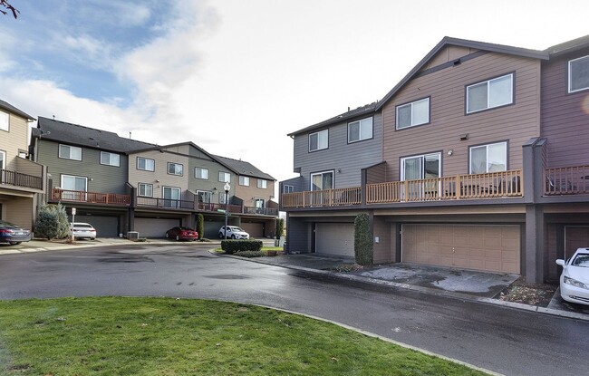 Building Photo - Hillsboro Townhouse Gem