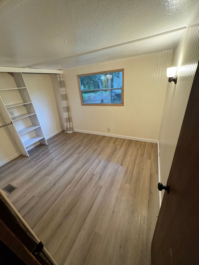 Building Photo - Dawn Ln Properties