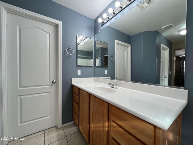 Building Photo - 2709 E Bart St