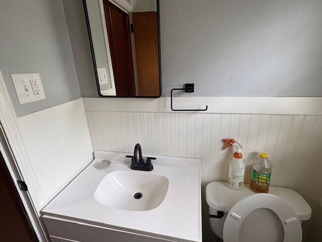 Building Photo - Fully furnished house on the outskirts of town.