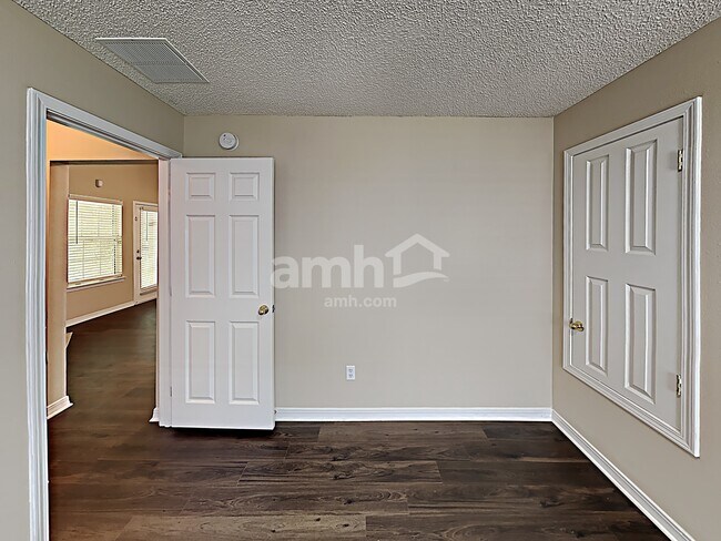 Building Photo - 6253 Ironside Dr N