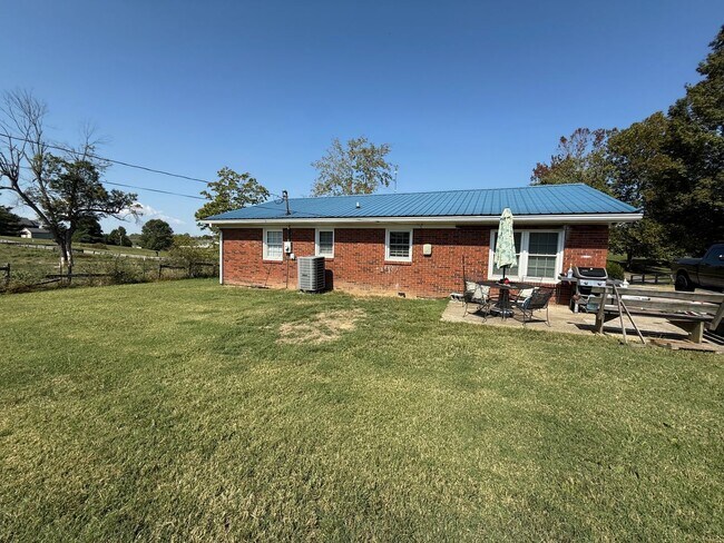 Building Photo - 3 bed ranch home