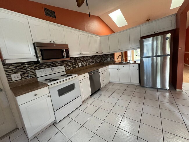 Building Photo - $1,695 ** Annual Lease ** 3 Bedroom / 2 Ba...