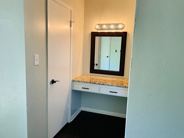 Master Vanity and closet - 6717 Tulsa Cove