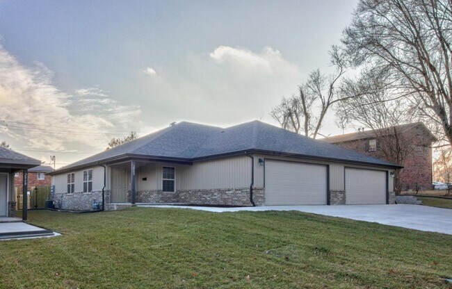 Building Photo - 2850 E Stanford St