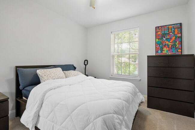 Building Photo - Stunning 4-bedroom, 2.5-bathroom rental of...
