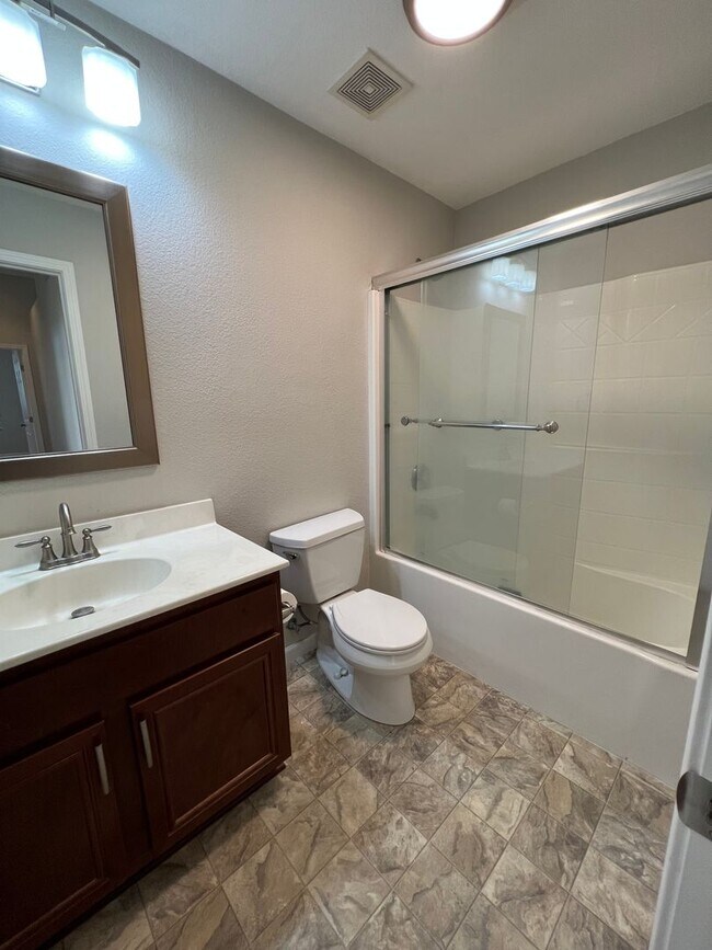 Building Photo - Livingston: $2450 3 Bedroom 2 Bathroom Sin...