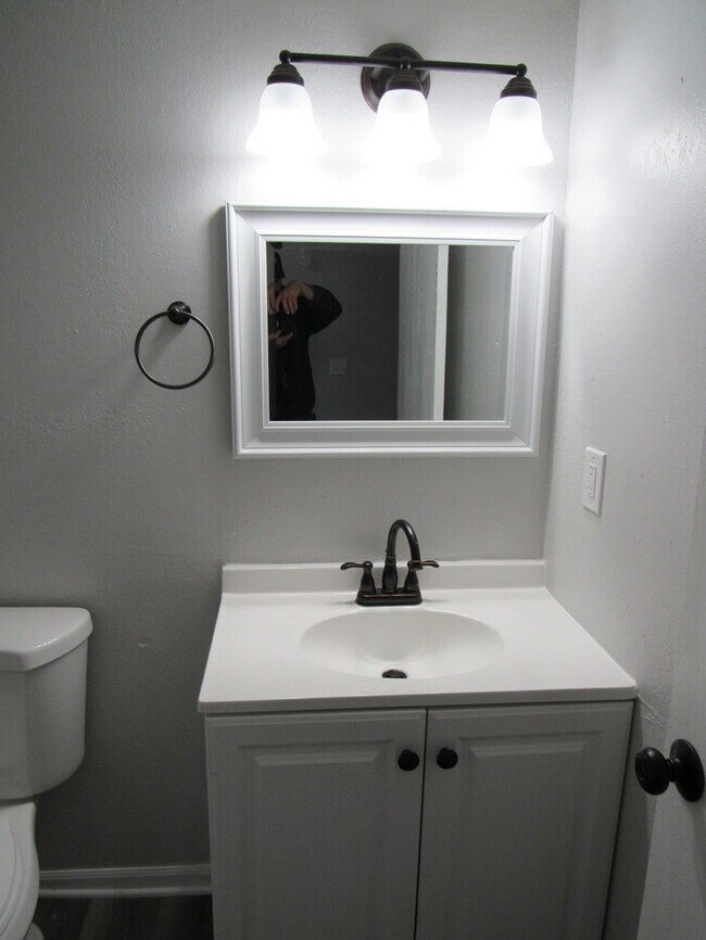 Building Photo - Cozy 2 bedrooms and 1.5 baths townhome located in Lee's Summit