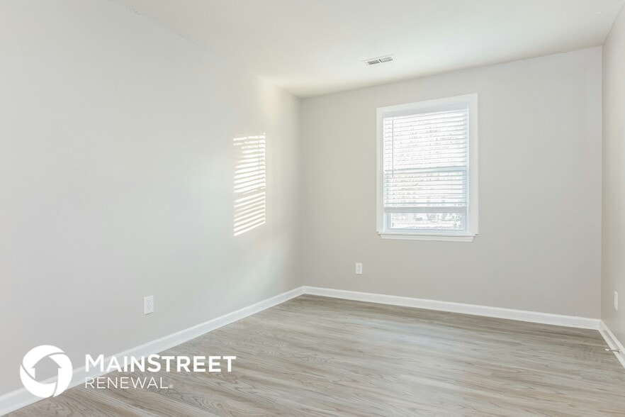 Building Photo - 405 Pineland Ave
