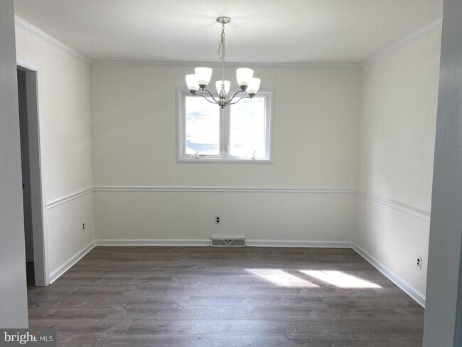Building Photo - 100 Spruce Glen Dr