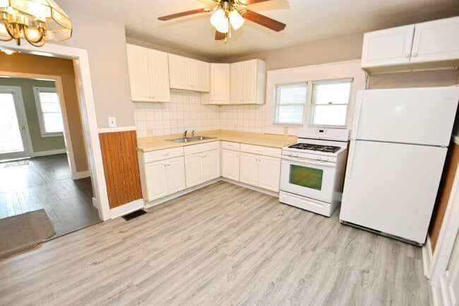 Building Photo - 2 bedroom 1 bath home in South Bend IN
