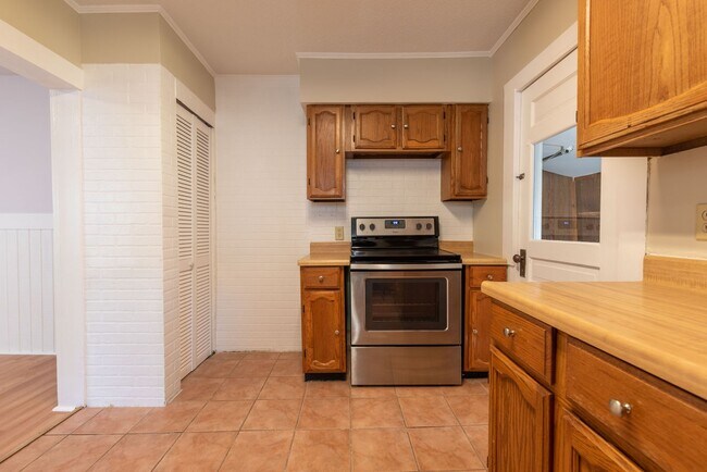 Building Photo - Available May 15!