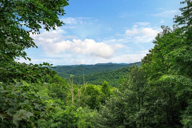 Building Photo - 49 Valley Dr