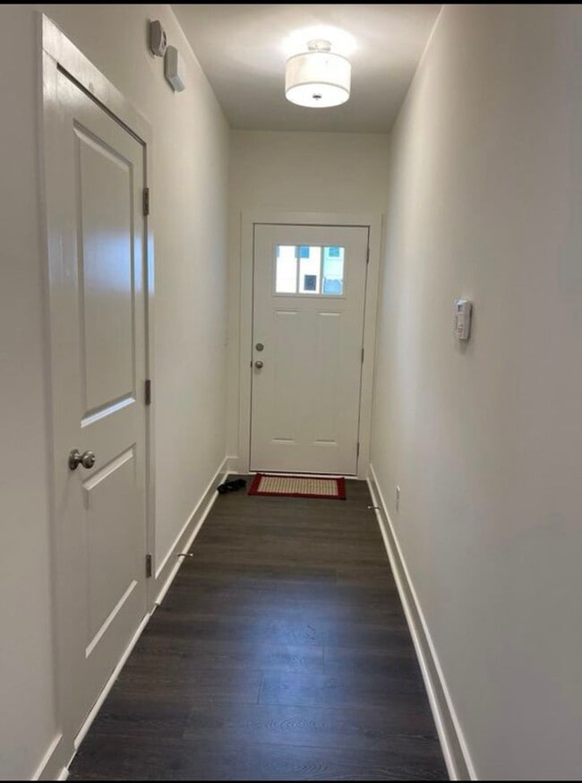 Building Photo - Beautiful end unit townhouse in the Townes...