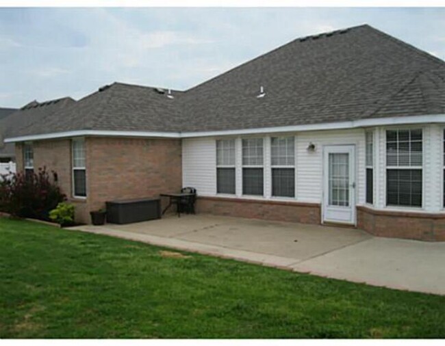 Building Photo - 614 Leisure Ln