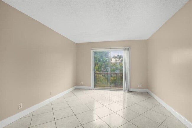 Building Photo - 6111 SW 42nd Ct