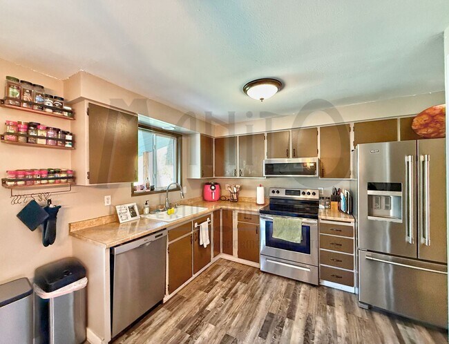 Building Photo - Beautiful South Hill Home