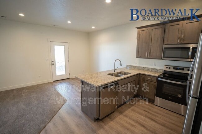 Building Photo - 440 1625 N