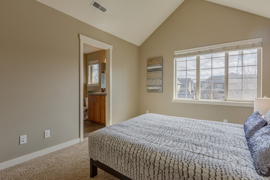 Building Photo - 8077 NE Miriam Way