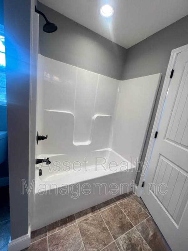 Building Photo - 920 Warrior Hill Dr