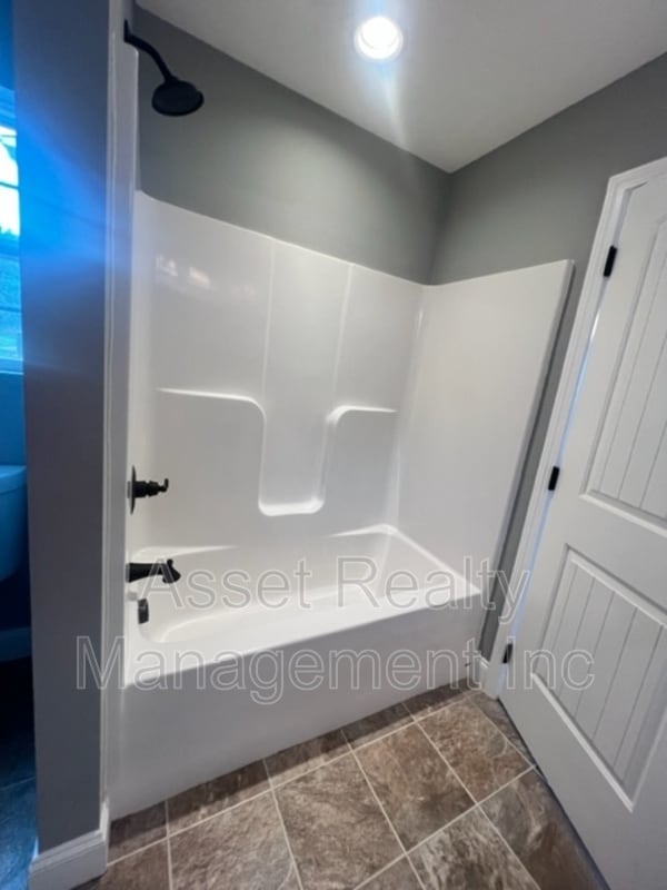 Building Photo - 924 Warrior Hill Dr