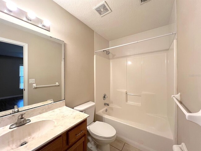 Building Photo - 4 Eton Ln