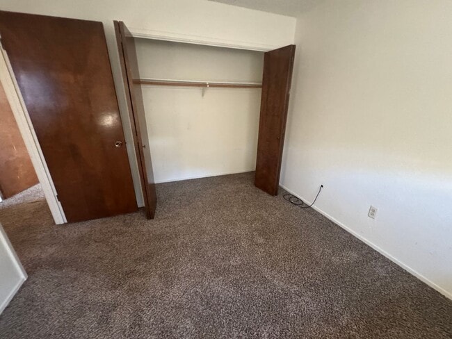 Building Photo - R7560S