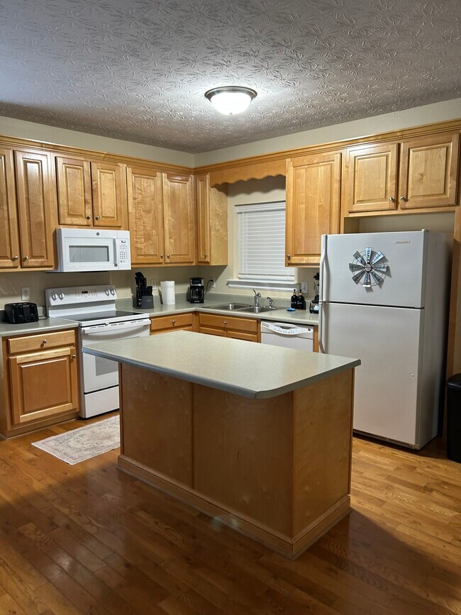 Building Photo - 2615 Rolling River Dr